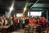 Tim pemenangan Ganjar-Mahfud (GaMa) gelar nobar debat capres pamungkas 2024 di cafe Talons, Padalarang KBB (foto: Abdul Kholilulloh)