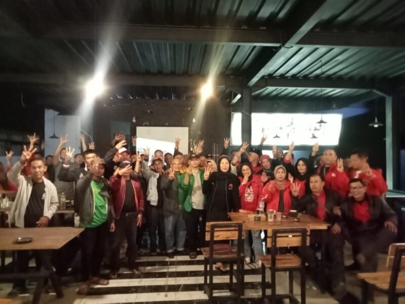 Tim pemenangan Ganjar-Mahfud (GaMa) gelar nobar debat capres pamungkas 2024 di cafe Talons, Padalarang KBB (foto: Abdul Kholilulloh)