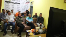 Pj Bupati Bandung Barat, Arsan Latif didampingi Sekda KBB, Ade Zakir beserta Forkopimcam Kecamatan Ngamprah melakukan pemantauan Pemilu 2024 (foto: Humas Bandung Barat)