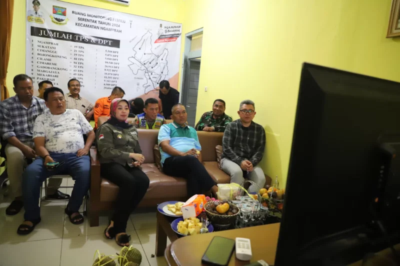 Pj Bupati Bandung Barat, Arsan Latif didampingi Sekda KBB, Ade Zakir beserta Forkopimcam Kecamatan Ngamprah melakukan pemantauan Pemilu 2024 (foto: Humas Bandung Barat)