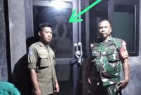 Foto sosok pocong tertangkap layar handpone di gudang logistik PPK Kecamatan Karawang Barat (foto: istimewa)