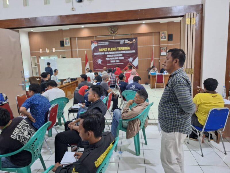 Rapat pleno terbuka rekapitulasi pemilu 2024 di Aula Kecamatan Karawang Barat, Kabupaten Karawang (foto: andyka Nugroho/ dok. SekitarKita.id)