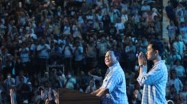 Capres Prabowo Subianto didampingi Cawapres Gibran Raka Buming Raka saat pidato di Istora Senayan usai Pengumuman Quick Count (foto: Tim Kampanye TKN Prabowo-Gibran) 