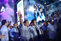 Cawapres Gibran di dampingi Capres Prabowo Subianto di Istora Senayan (foto: TKN Prabowo-Gibran)