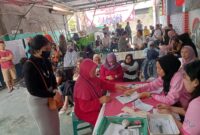 Antusias masyarakat saat melakukan pencoblosan di TPS 68 Baloper, Desa Padalarang, Kecamatan Padalarang KBB, pada 14 Februari 2024 (foto: Abdul Kholilulloh/ dok.SekitarKita.id)
