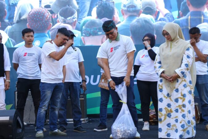 Momen Kang DS terima ribuan koin dari relawan Bedas bentuk dukungan maju di Pilkada Kabupaten Bandung (foto: istimewa)