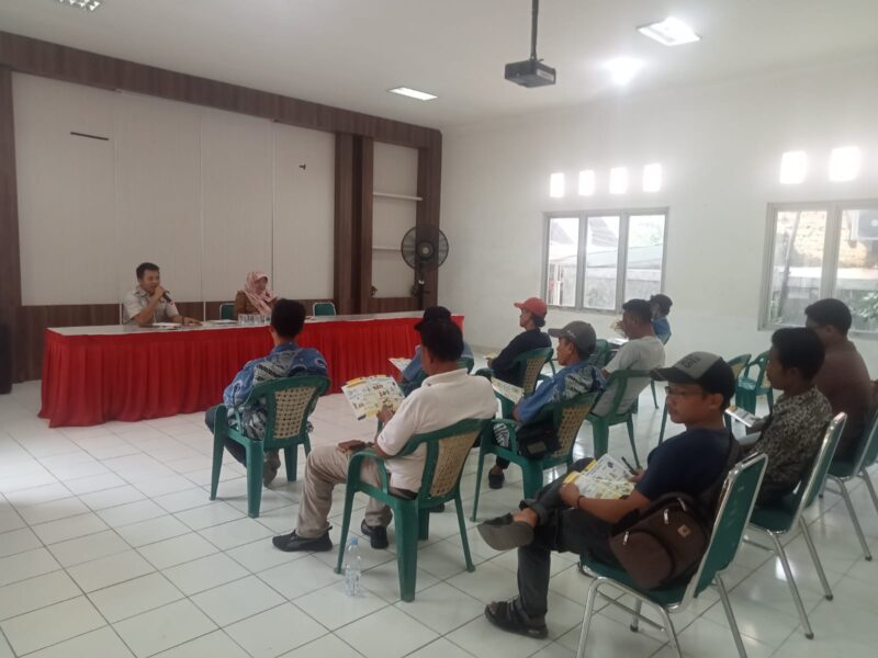 Lurah Tunggak Jati sosialisasi pengelolaan sampah di Aula Kelurahan Tunggak Jati, Selasa (25/6/2024).