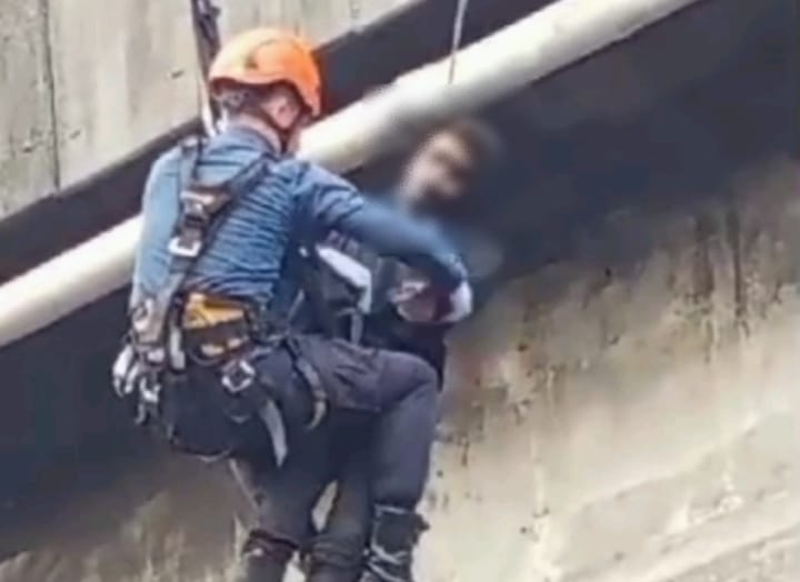 Petugas Damkar melakukan evakuasi jasad pria gantung diri di Flyover Cimindi perbatasan kota Cimahi dan Kota Bandung, pada Jumat (28/06/2024). Foto: istimewa)