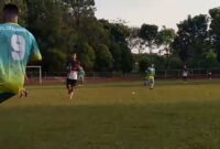 Laga persahabatan antara Tim PWI KBB FC dan Cikalongwetan FC (foto: Abdul Kholilulloh)