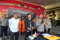 Kapolres Cimahi, AKBP Dr. Tri Suhartanto, melakukan konfrensi pers pengungkapan kasus pencurian kendaraan roda dua dan penadahnya, Selasa (23/07/2024)