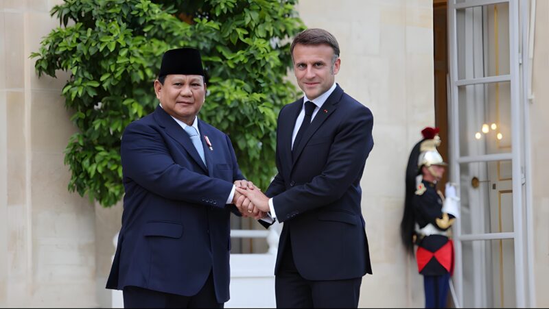 Menteri Pertahanan (Menhan) RI Prabowo Subianto disambut hangat oleh Presiden Prancis Emmanuel Macron di Istana Elysee pada Rabu (24/7).