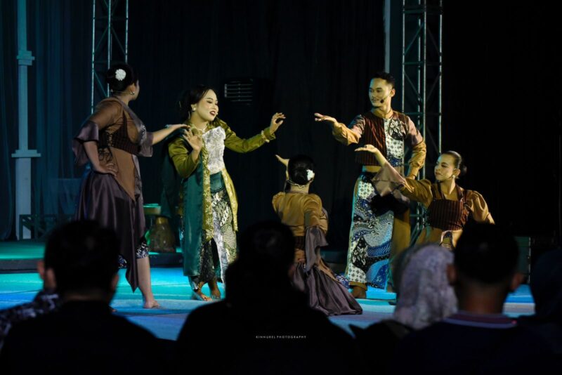 Pertunjukan Musikal Dari Pancaniti ke Ceurik Oma disambut kagum sekitar 800 penonton.