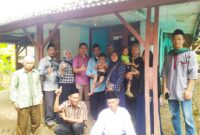 Agus Nurjaman foto bersama dengan warga usai melaksanakan hitan gratis door to door (foto: istimewa)