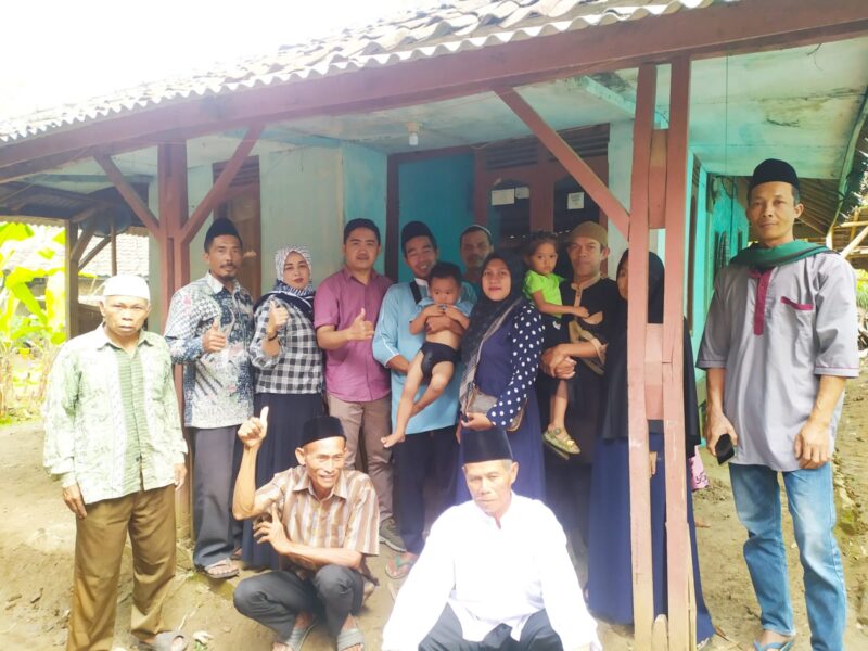Agus Nurjaman foto bersama dengan warga usai melaksanakan hitan gratis door to door (foto: istimewa)