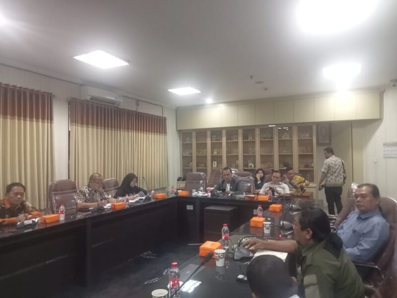DPRD Kabupaten Karawang bersama Lembaga Swadaya Masyarakat Gerakan Masyarakat Bawah Indonesia (LSM GMBI) menggelar Rapat Dengar Pendapat (RDP) terkait Pembangkit Listrik Tenaga Gas Uap (PLTGU) di Cilamaya, (foto: Andyka Nugroho)