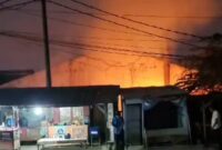 kebakaran kebon kosong di Jalan Proklamasi, RT 01 RW 04, depan Rumah Makan Nusantara, Kelurahan Tanjung Mekar, Kecamatan Karawang Barat, Karawang. (foto: Istimewa)