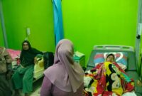 Belasan warga Kabupaten Bandung Barat keracunan dan dilakukan perawatan di Puskesmas Saguling (foto: istimewa)