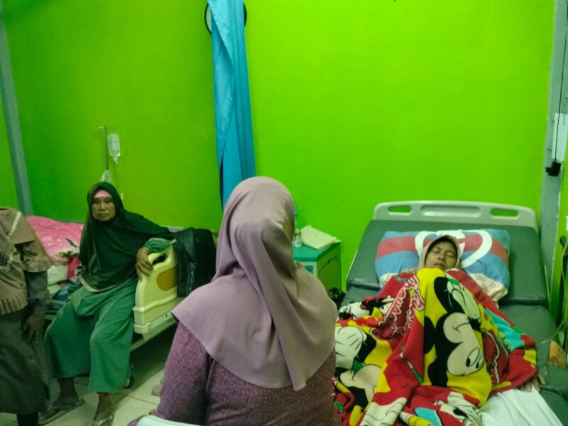 Belasan warga Kabupaten Bandung Barat keracunan dan dilakukan perawatan di Puskesmas Saguling (foto: istimewa)