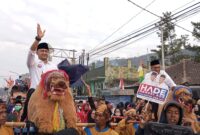 Hengky Kurniawan dan Ade Sudrajat, pasangan calon Bupati dan Wakil Bupati Kabupaten Bandung Barat (KBB) resmi mendaftar ke Komisi Pemilihan Umum (KPU) Kabupaten Bandung Barat. (foto: Abdul Kholilulloh)