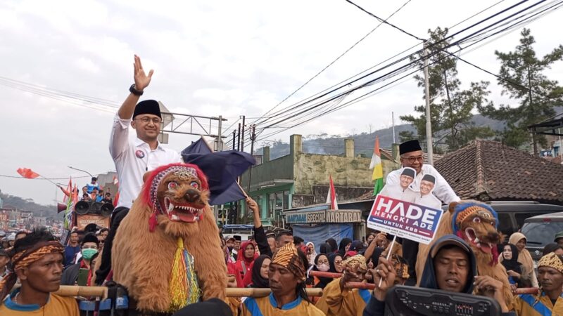 Hengky Kurniawan dan Ade Sudrajat, pasangan calon Bupati dan Wakil Bupati Kabupaten Bandung Barat (KBB) resmi mendaftar ke Komisi Pemilihan Umum (KPU) Kabupaten Bandung Barat. (foto: Abdul Kholilulloh)
