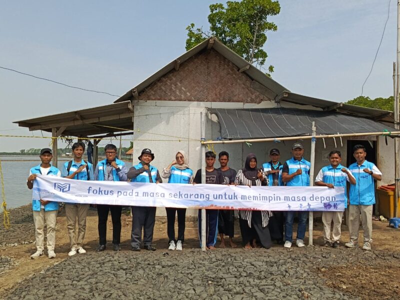 Komunitas amal Volunteer Sunda berkolaborasi dengan Perusahaan investasi asal Amerika, Yaga Yingde Group terus bergerak memberikan bantuan untuk mencegah anak putus sekolah hingga ke wilayah pesisir Karawang. (foto: istimewa).