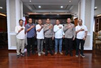 Kapolda Jawa Barat, Irjen Pol. Akhmad Wiyagus dan Wakapolda Jabar berfoto bersama dengan Ketua PWI Jabar, Hilman Hidayat dan jajaran pengururs (foto: PWI Jabar)