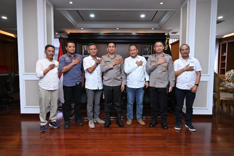 Kapolda Jawa Barat, Irjen Pol. Akhmad Wiyagus dan Wakapolda Jabar berfoto bersama dengan Ketua PWI Jabar, Hilman Hidayat dan jajaran pengururs (foto: PWI Jabar)