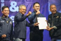 Hengky Kurniawan dan Ade Sudrajat Usman, saat menerima rekomendasi pasangan bakal calon bupati dan wakil bupati Bandung Barat (ist)