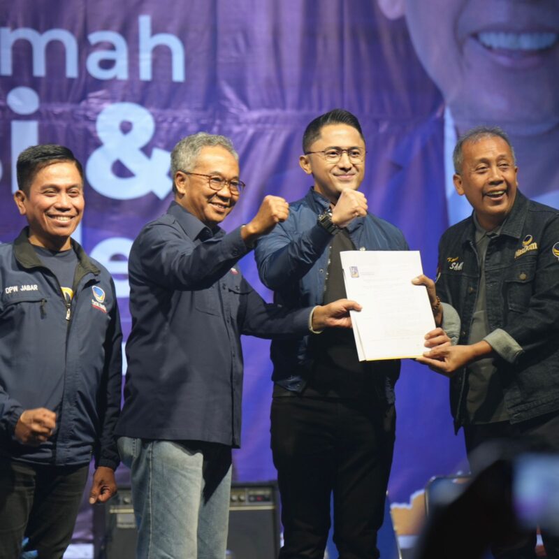 Hengky Kurniawan dan Ade Sudrajat Usman, saat menerima rekomendasi pasangan bakal calon bupati dan wakil bupati Bandung Barat (ist)