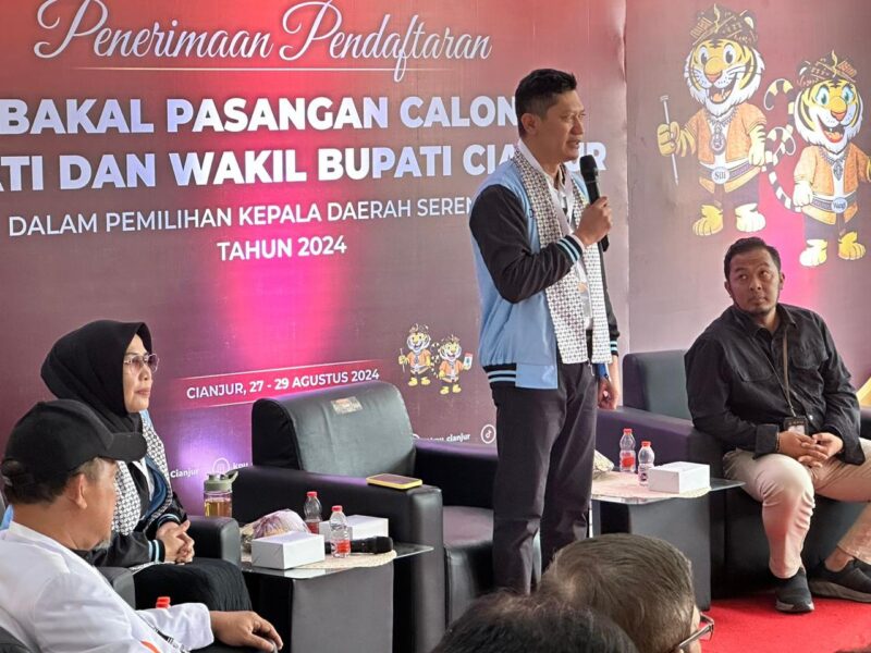Deden Nasihin dan Neneng Efa Fatimah saat daftar di KPU Kab Cianjur