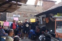 Warga Kampung Pos Wetan, Desa Kertamulya, Kecamatan Padalarang, Kabupaten Bandung Barat (KBB) demo buntut penutupan akses jalan (foto: Abdul Kholilulloh)