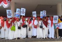 Semangat Emak-emak di Karawang Kibarkan Spanduk Dukungan 'Aku Padamu Acep-Gina' (foto: Andyka Nugroho)