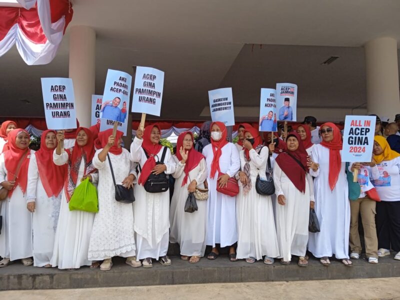 Semangat Emak-emak di Karawang Kibarkan Spanduk Dukungan 'Aku Padamu Acep-Gina' (foto: Andyka Nugroho)