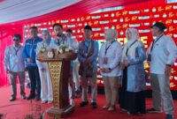 Artis Ritchie Ismail, yang lebih dikenal sebagai Jeje Govinda, bersama Asep Ismail resmi mendaftarkan diri ke KPU KBB (foto: Abdul Kholilulloh)