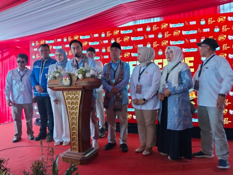 Artis Ritchie Ismail, yang lebih dikenal sebagai Jeje Govinda, bersama Asep Ismail resmi mendaftarkan diri ke KPU KBB (foto: Abdul Kholilulloh)