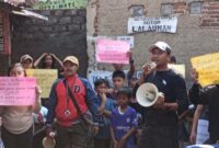Warga demo buntut penutupan akses jalan gang Rahayu, RT02/12, Kampung Pos wetan, Desa Kertamulya, Kecamatan Padalarang, Kabupaten Bandung Barat (KBB), Minggu (04/08/2024). Foto: Abdul Kholilulloh