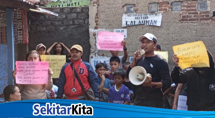 Warga demo buntut penutupan akses jalan gang Rahayu, RT02/12, Kampung Pos wetan, Desa Kertamulya, Kecamatan Padalarang, Kabupaten Bandung Barat (KBB), Minggu (04/08/2024). Foto: Abdul Kholilulloh