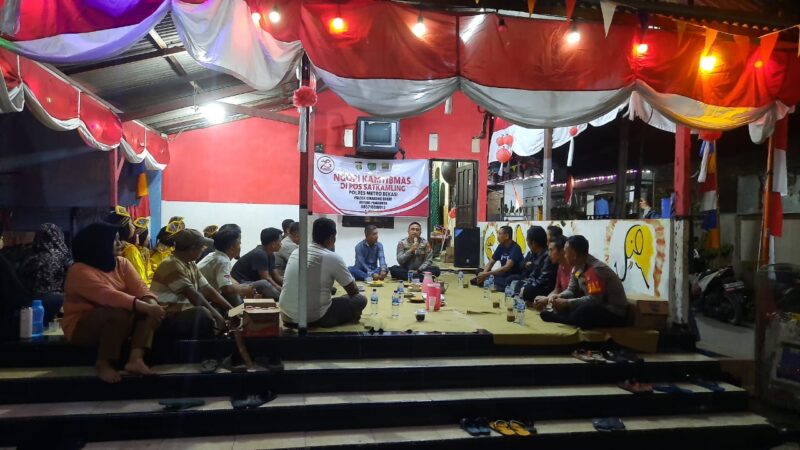 Dalam rangka menjaga kondusifitas di wilayah hukum Cikarang Barat, Polsek Cikarang Barat kembali menggelar acara Ngopi Kamtibmas di Pos Satkamling. (foto: Abdul Kholilulloh)