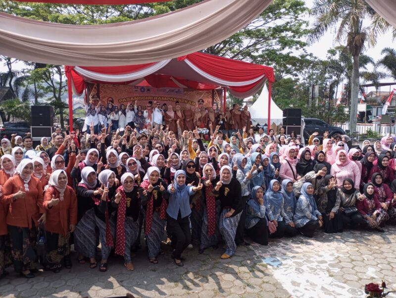 Momen foto bersama seluruh kader se Kecamatan Padalarang (foto: Abdul Kholilulloh)