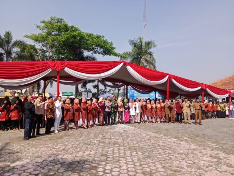 Ratusan kader desa mengikuti Pasanggiri Rampak Sekar atau paduan suara yang digelar di Kecamatan Padalarang, Kabupaten Bandung Barat (KBB), foto: Ane