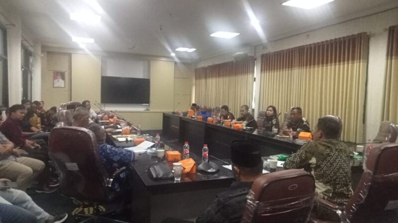 Ketua Komisi I DPRD Kabupaten Karawang, Khoerudin, menggelar Rapat Dengar Pendapat (RDP) terkait tanah warga yang diduga belum dibayar oleh Pemerintah Karawang. Rapat ini berlangsung di Ruang 1, Gedung DPRD Kabupaten Karawang, Kamis (1/8/2024). Foto Andyka Nugroho