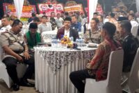 pisah sambut dari Kapolsek lama, Kompol Samsono, kepada Kapolsek yang baru, Kompol Sutrisno. (foto: istimewa)
