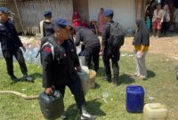 Batalyon D Pelopor Satbrimob Polda Metro Jaya distribusikan air bersih ke 10 kecamatan di Kabupaten Bekasi (foto: istimewa)