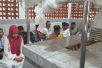 pasangan calon Bupati dan Wakil Bupati Karawang, Acep Jamhuri dan Gina Fadlia Swara, melakukan ziarah ke makam Adipati Singaperbangsa (foto: istimewa)