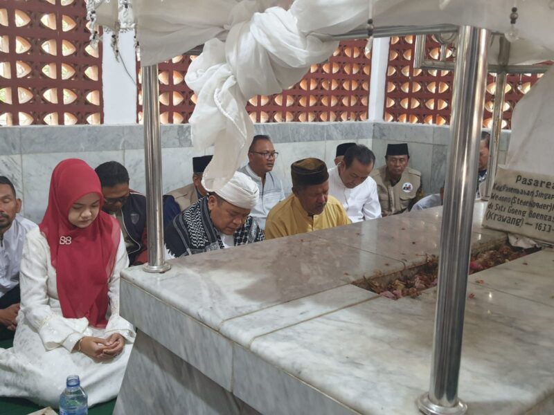 pasangan calon Bupati dan Wakil Bupati Karawang, Acep Jamhuri dan Gina Fadlia Swara, melakukan ziarah ke makam Adipati Singaperbangsa (foto: istimewa)