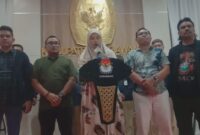 konferensi pers yang digelar di halaman KPU Karawang (foto: Andyka Nugroho)