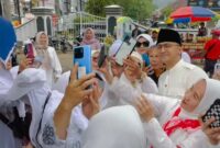 Calon Bupati Bandung Barat, Hengky Kurniawan dari pasangan HADE, disambut histeris dan meriah dari emak-emak saat menghadiri peragaan manasik haji. (foto: istimewa)
