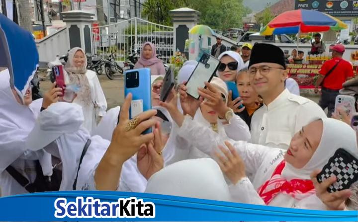 Calon Bupati Bandung Barat, Hengky Kurniawan dari pasangan HADE, disambut histeris dan meriah dari emak-emak saat menghadiri peragaan manasik haji. (foto: istimewa)