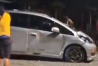 Tabrak lari, mobil Honda Jazz diamuk warga di Kebumen Jateng (foto: tangkapan layar video viral)