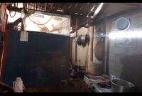 Kondisi rumah Mak Atikah nyaris roboh di Kampung Jati Udik 1, RT 02/RW 01, Kelurahan Tunggak Jati, Kecamatan Karawang Barat. (foot: Andyka Nugroho)